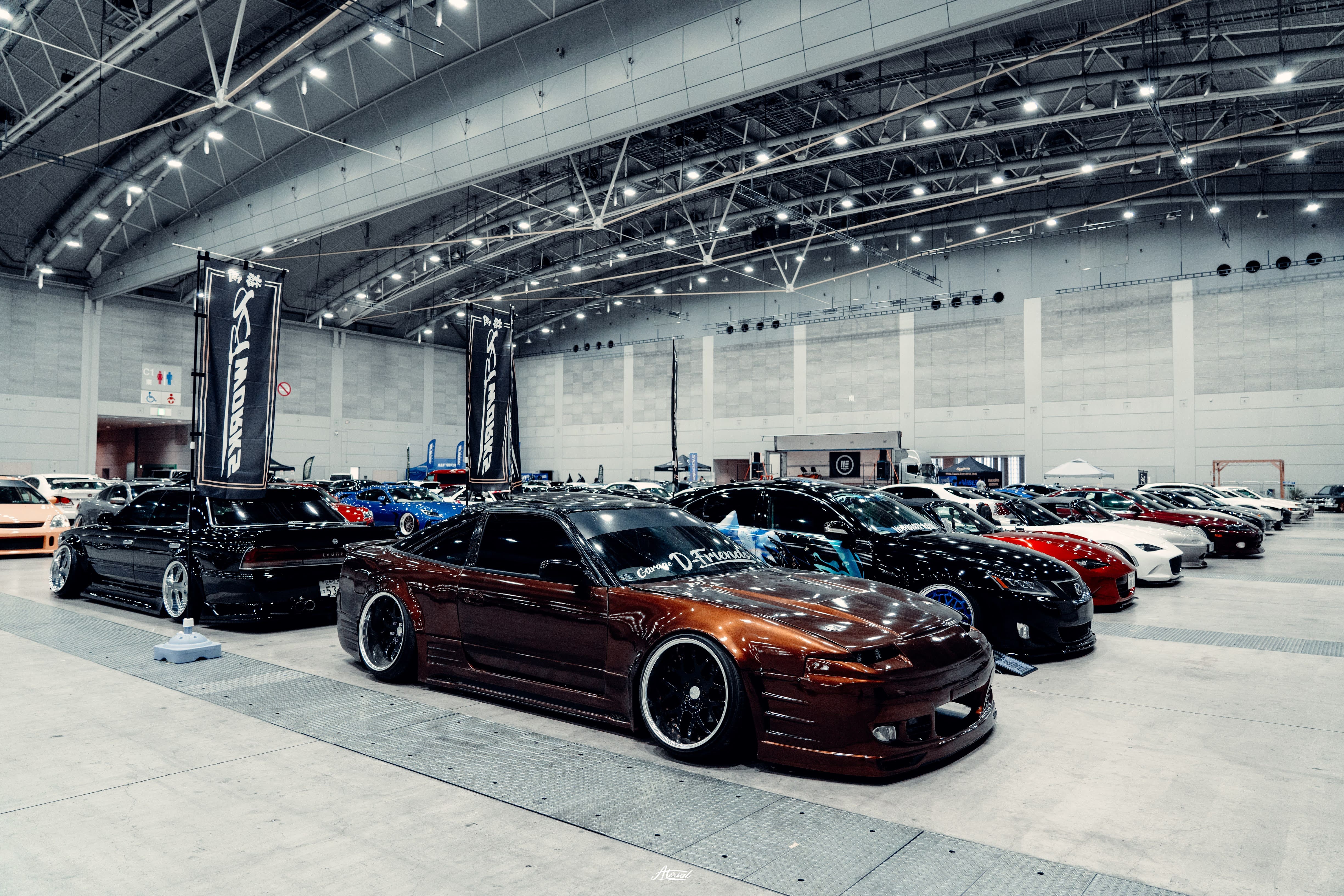 屋内展示で整然と並ぶ展示車両