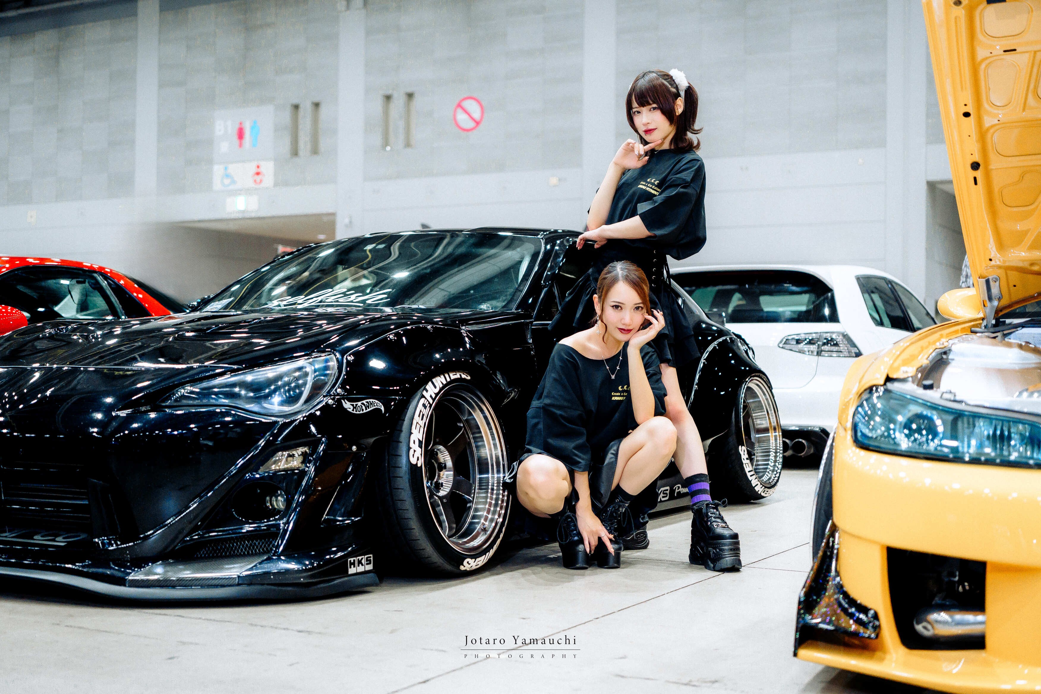 モデルと愛車の撮影カット